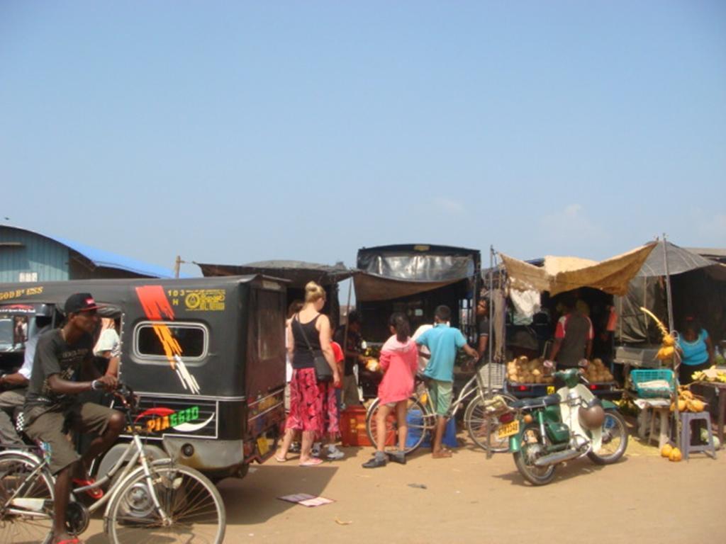 Randi Homestay In Negombo Exteriör bild