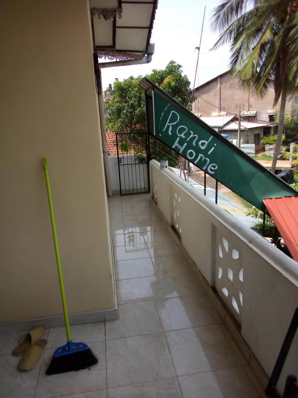 Randi Homestay In Negombo Exteriör bild